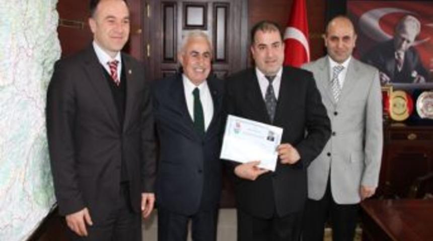 Vali Şahin Aile Hekimi D&ouml;lek'i &ouml;d&uuml;llendirdi