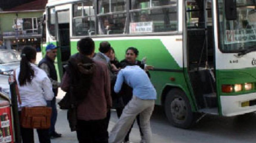 Liseli kızların sa&ccedil; sa&ccedil;a baş başa kavgası