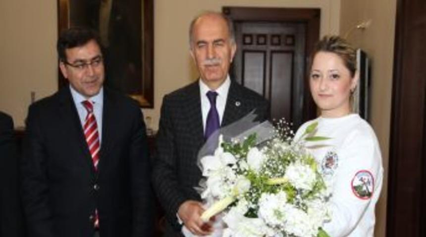 Van'da Azra bebeği kurtaran ekip, yılın kurtarıcısı &ouml;d&uuml;l&uuml;n&uuml; aldı