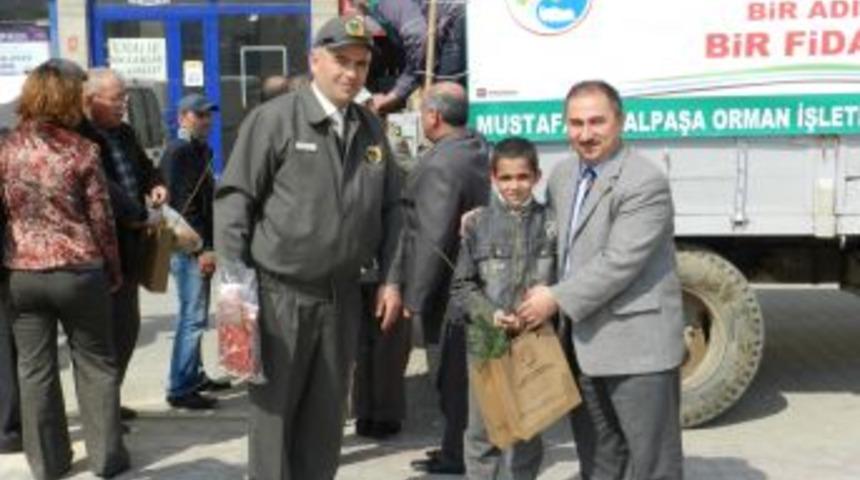 Mustafakemalpaşa&rsquo;da &uuml;cretsiz 5 bin fidan dağıtıldı