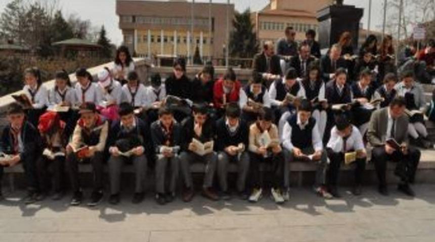 Meydanda kitap okudular