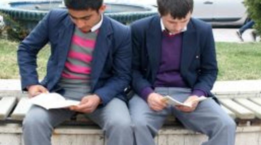 Meydanda 30 dakika kitap okudular