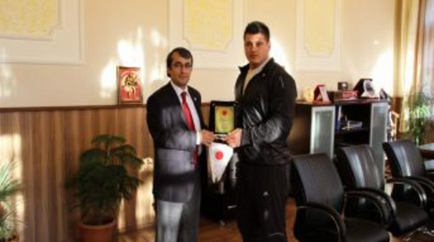 D&uuml;nya G&uuml;reş Şampiyonu Kayaalp, Rekt&ouml;r U&ccedil;ar&rsquo;ı ziyaret etti