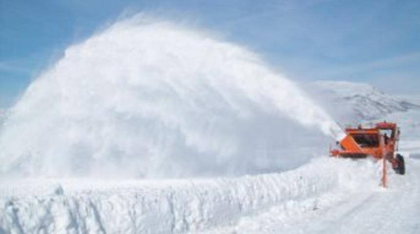 Karayolları ekipleri, kapanan yolları a&ccedil;mak i&ccedil;in 135 g&uuml;n &ccedil;alıştı