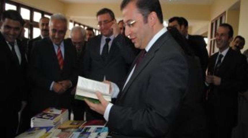 Hakkari'de K&uuml;t&uuml;phane Haftası 'Vizontele' ile başladı