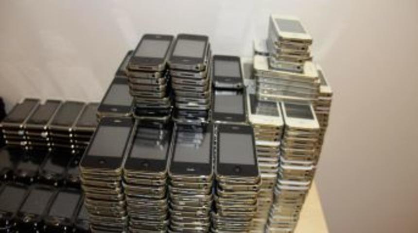 Arap kılığında, bin 800 ka&ccedil;ak telefonunu T&uuml;rkiye'ye getirdiler