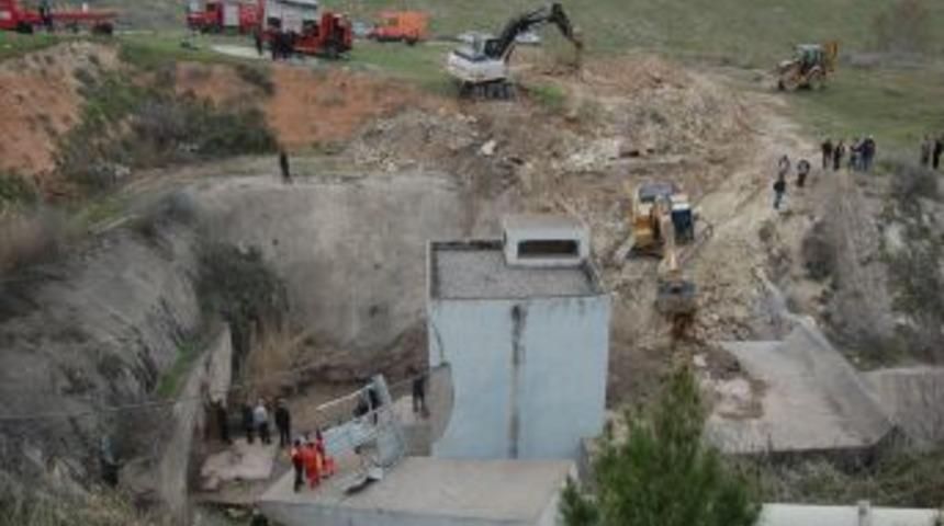 Baraj t&uuml;nelinin enkazında kalanlara ulaşılmaya &ccedil;alışılıyor
