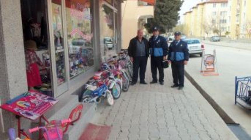 Dinar Belediyesi'nden kaldırım işgal denetimi