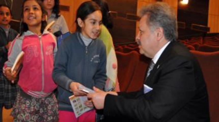 Vali Kahraman &ouml;ğrencilerle kitap okudu
