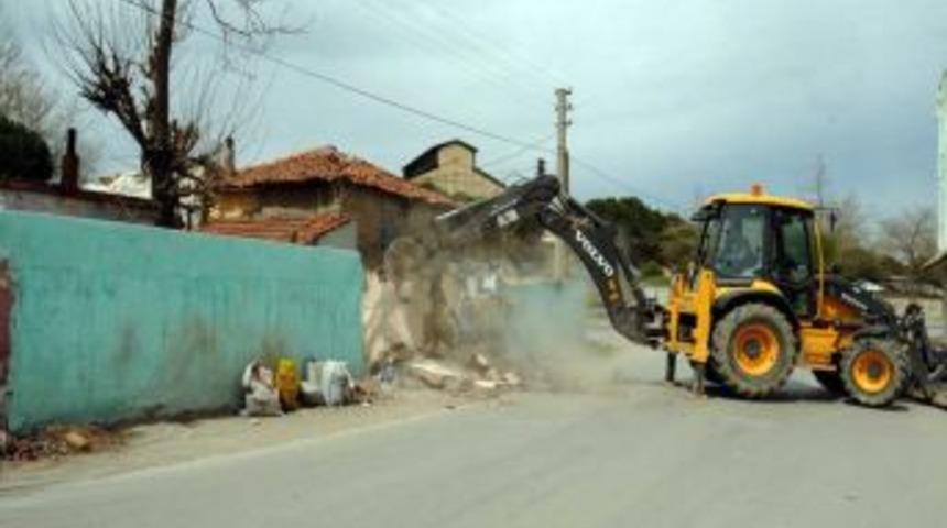 Balıkesir Belediyesi yol genişletme &ccedil;alışmalarını s&uuml;rd&uuml;r&uuml;yor
