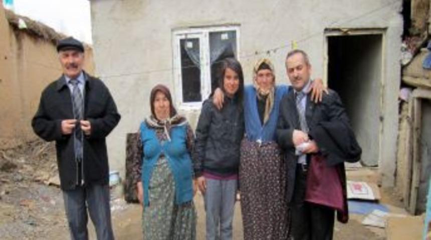 &Ouml;ğrenciler, yaşlıları evlerinde ziyaret ederek sevindirdi