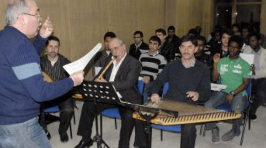 Kutlu Doğum'da ilahiler, dilleri ve renkleri farklı d&uuml;nya &ccedil;ocuklarından