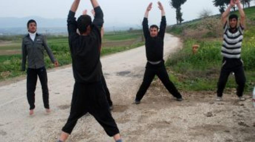 Suriye'ye d&ouml;nmek isteyen muhalif askerler kondisyon i&ccedil;in spor yapıyor