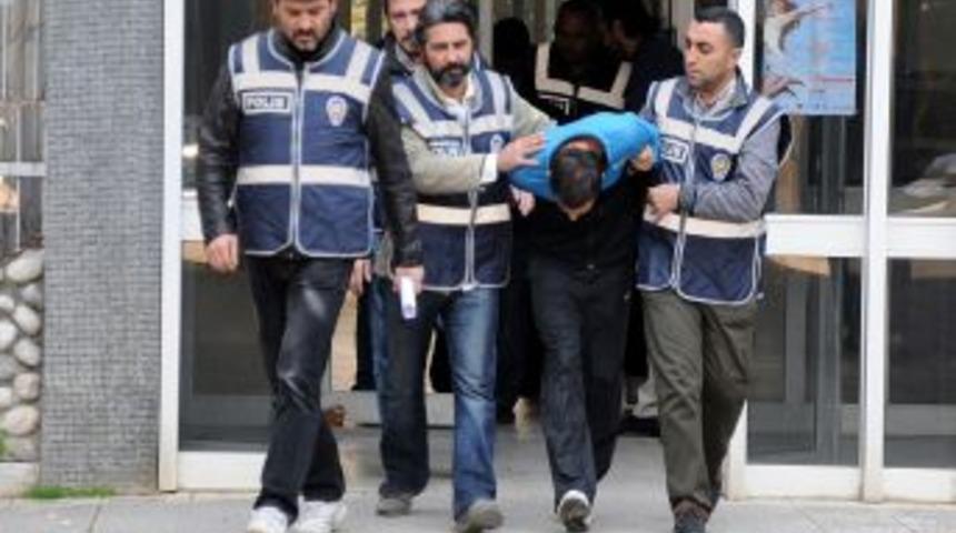 &Ccedil;aldığı bilgisayar ve televizyonu babasına hediye g&ouml;nderdi