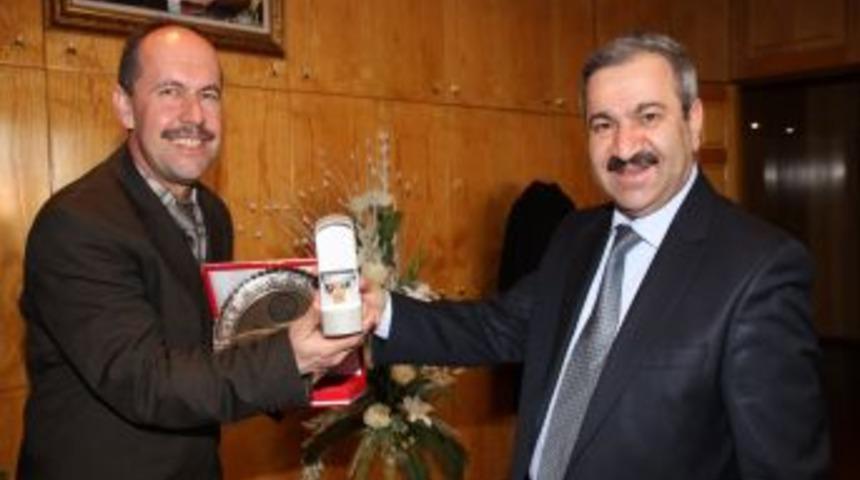 ASKİ, emekli olan personelini plaketle uğurluyor