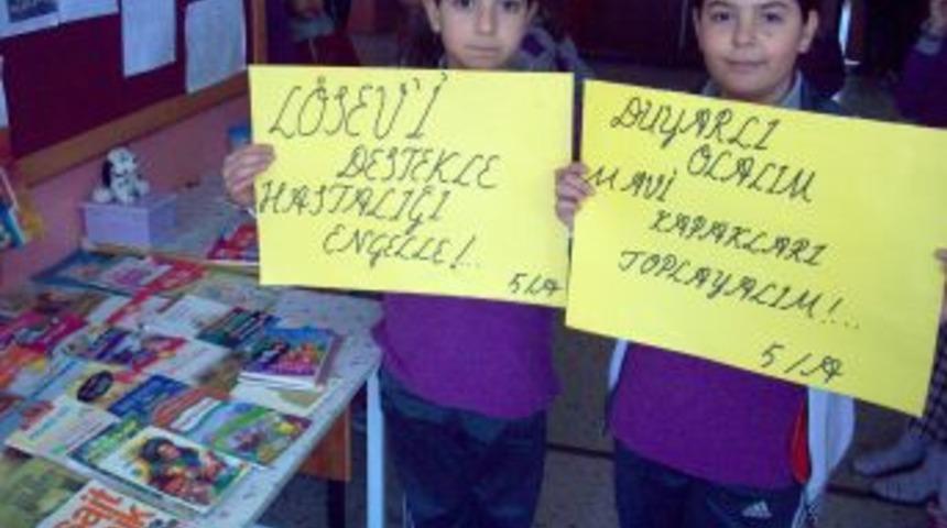 İlk&ouml;ğretim okulu &ouml;ğrencileri l&ouml;semili &ccedil;ocuklar i&ccedil;in s&uuml;s eşyası sattı