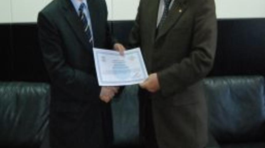 Cıvadan zehirlenen &ccedil;ocukları tedavi eden doktor &ouml;d&uuml;llendirildi