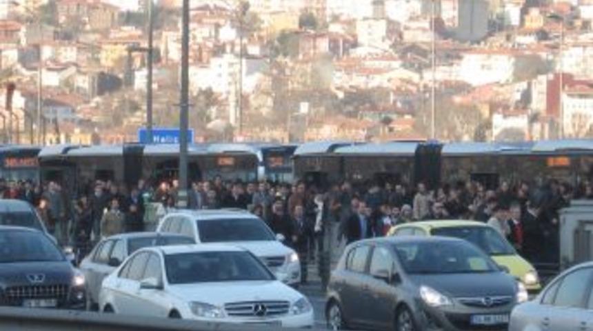 Metrob&uuml;s yolcularının arıza &ccedil;ilesi