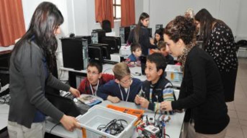 &Ccedil;ocuk Meclisi &uuml;yeleri &uuml;niversitede robot yapmayı &ouml;ğrendi