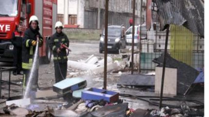 Hurdacının makinesinden &ccedil;ıkan kıvılcım, mobilya deposunu yaktı