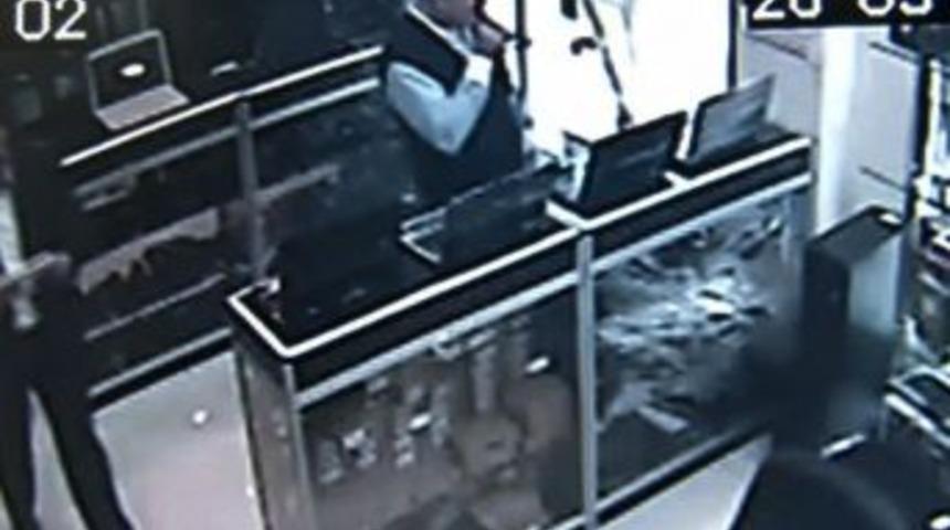 Yaşlı hırsız, mağaza &ccedil;alışanlarının g&ouml;z&uuml; &ouml;n&uuml;nde laptop &ccedil;aldı