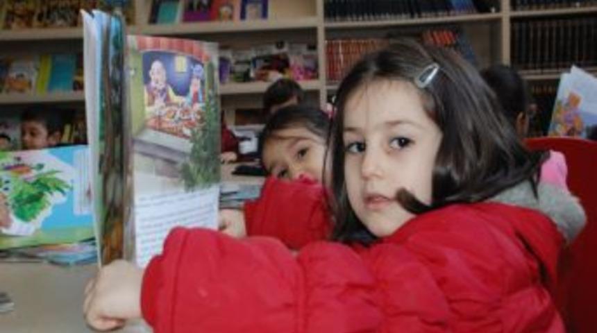 Kreş &ouml;ğrencileri k&uuml;t&uuml;phaneyi tanıdı