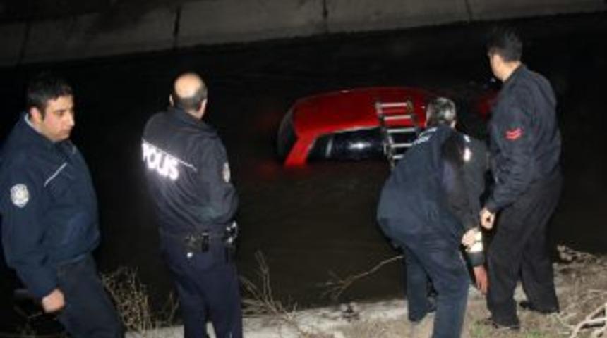 Alkoll&uuml; ve tek koluyla direksiyon başına ge&ccedil;ti, kanala u&ccedil;tu