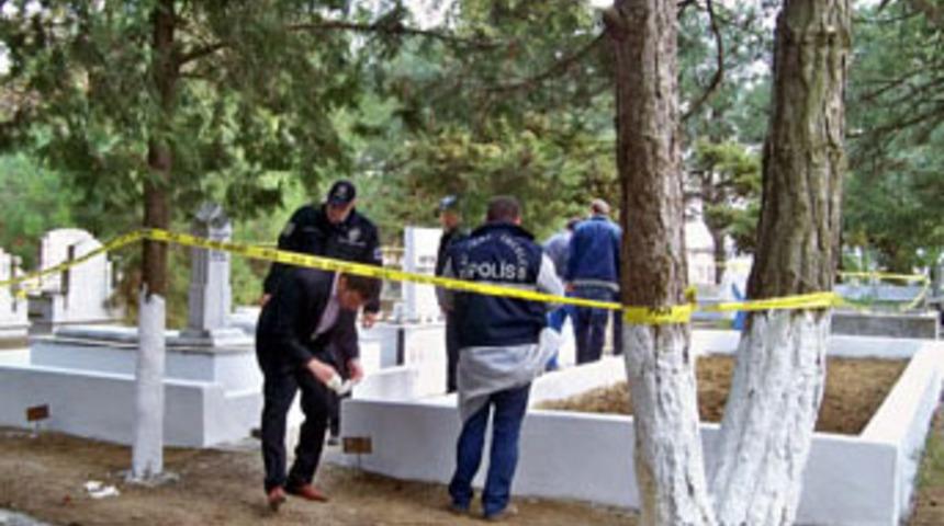 Mezarları başında intihar etti