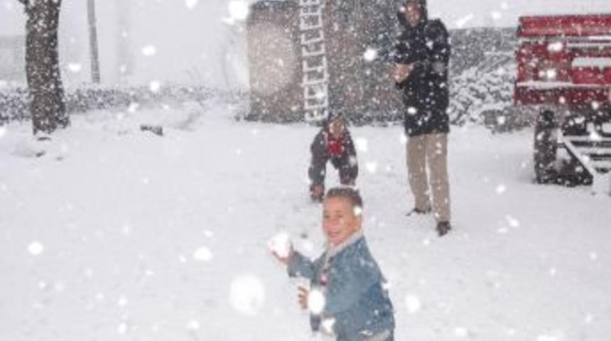 Bitlis&rsquo;te kar kalınlığı yarım metreyi ge&ccedil;ti, 212 k&ouml;y yolu kapandı