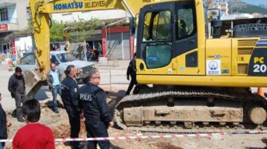 Belediyenin iş makinasına saldırı