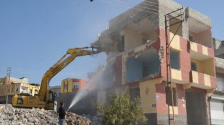 &Ccedil;arpık yapılaşmanın &ouml;n&uuml;ne ge&ccedil;mek i&ccedil;in yıkımlar s&uuml;r&uuml;yor