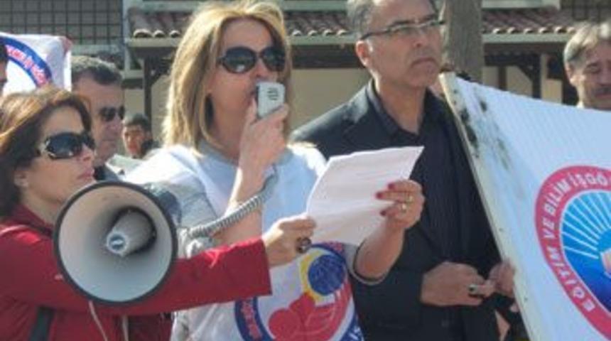 &Ouml;ğretmenler okulu astı