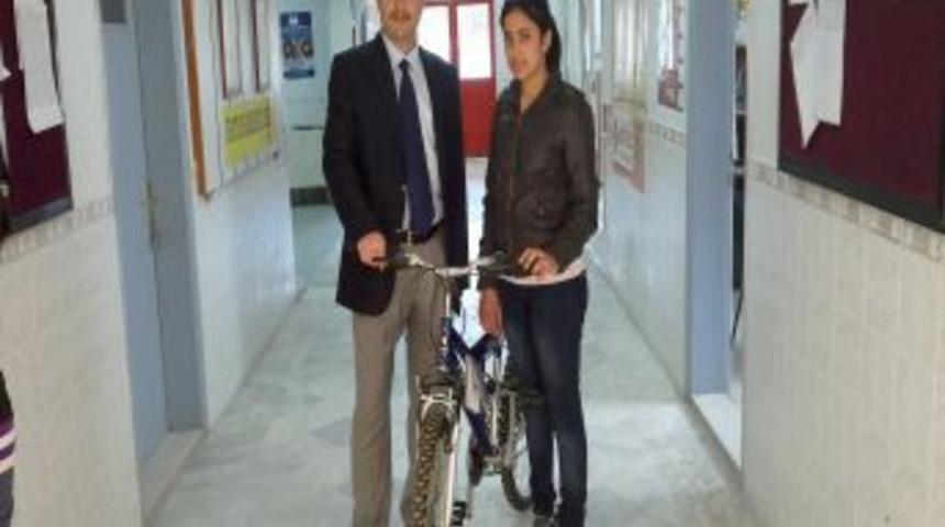 K&ouml;rfez Dershanesi, deneme sınavına katılanlara hediye verdi