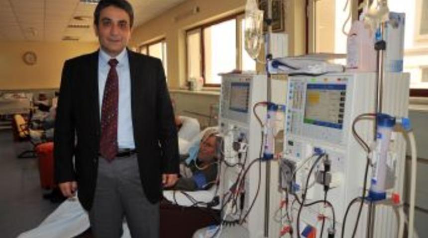 Anne ve babasını kaybetti, hastaneye ikinci kez hemodiyaliz &uuml;nitesi bağışladı