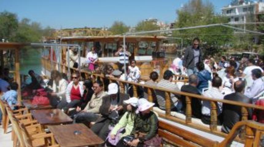 Bu sene İranlılar Manavgat Irmağı'nda bot turuna hi&ccedil; ilgi g&ouml;stermedi