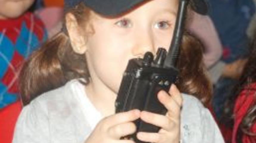 &Ccedil;ocuklar, ilgin&ccedil; sorularıyla polisleri g&uuml;ld&uuml;rd&uuml;