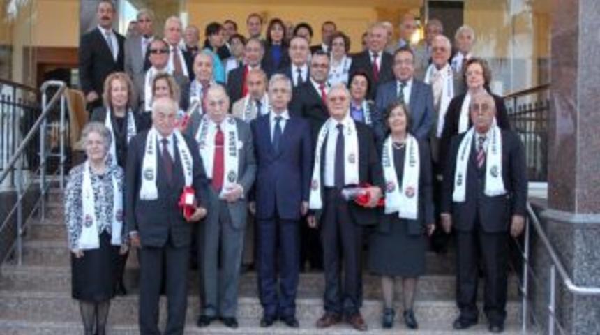 Meslekte 45 yılını dolduran avukatlara plaket verildi