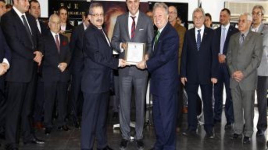 Beşiktaş Başkanı Fikret Orman, mazbatasını aldı