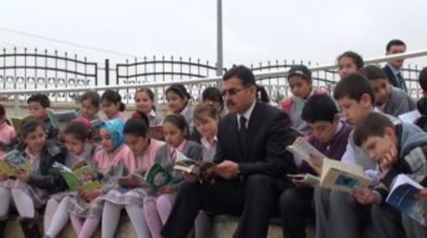 Vali Turhan &ccedil;ocuklarla kitap okudu