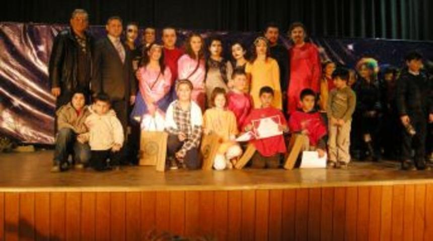 &Ouml;ğrencilerden tiyatroya b&uuml;y&uuml;k ilgi