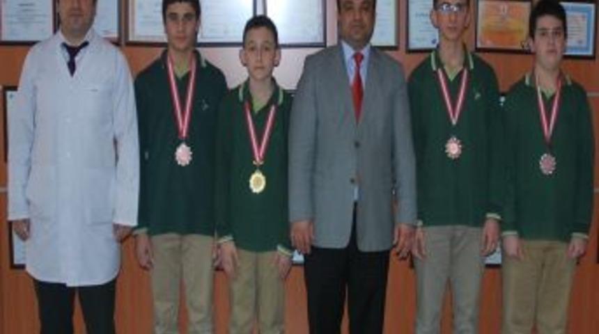 &Ouml;zel Erkul &ouml;ğrencileri matematik yarışmasından madalyayla d&ouml;nd&uuml;