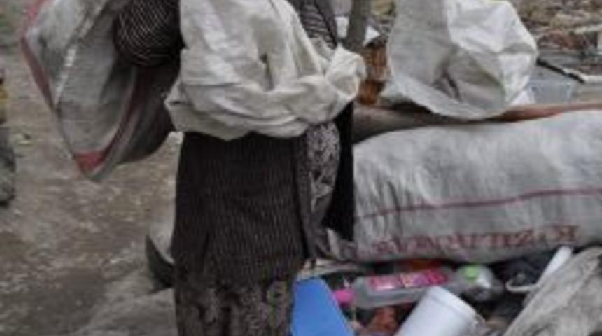 Yağmur Suyu İle Temizlik Yapıyor