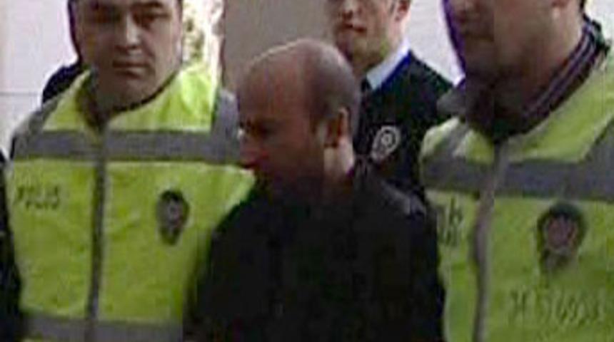 Boşanmak isteyen eşini adliye &ouml;n&uuml;nde &ouml;ld&uuml;rd&uuml;