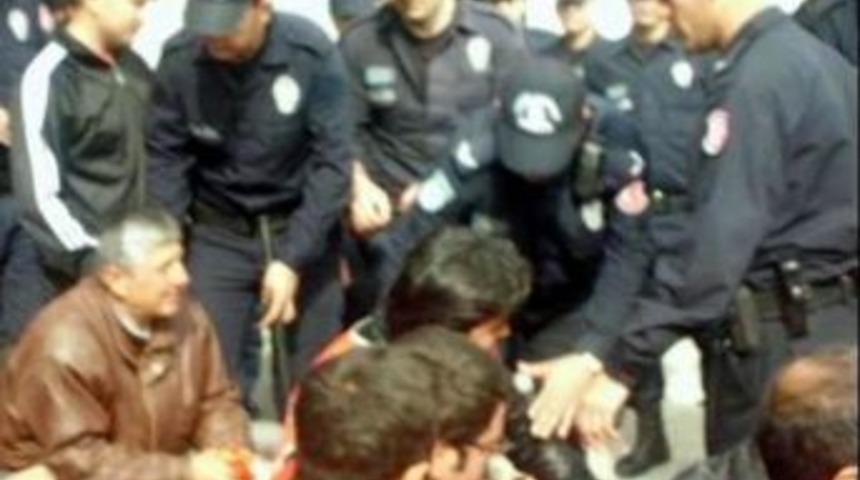 İşten &Ccedil;ıkartılan İş&ccedil;ilere &Ccedil;adır G&ouml;zaltısı