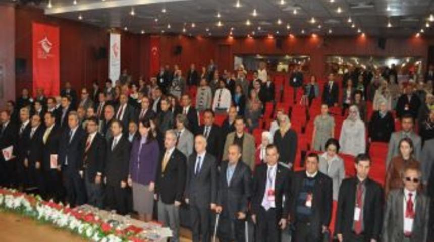 Otob&uuml;sten D&uuml;şen Yaşlı Adama Vatandaşlar Yardım Etti