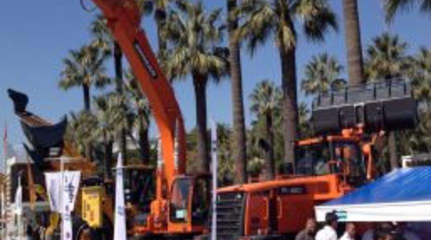 Vali Demir'in Eşi Yaşlılarla Bir Araya Geldi