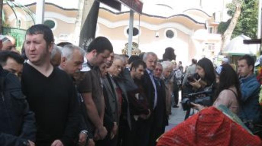 Milletvekili T&uuml;zel, annesini son yolculuğuna uğurladı