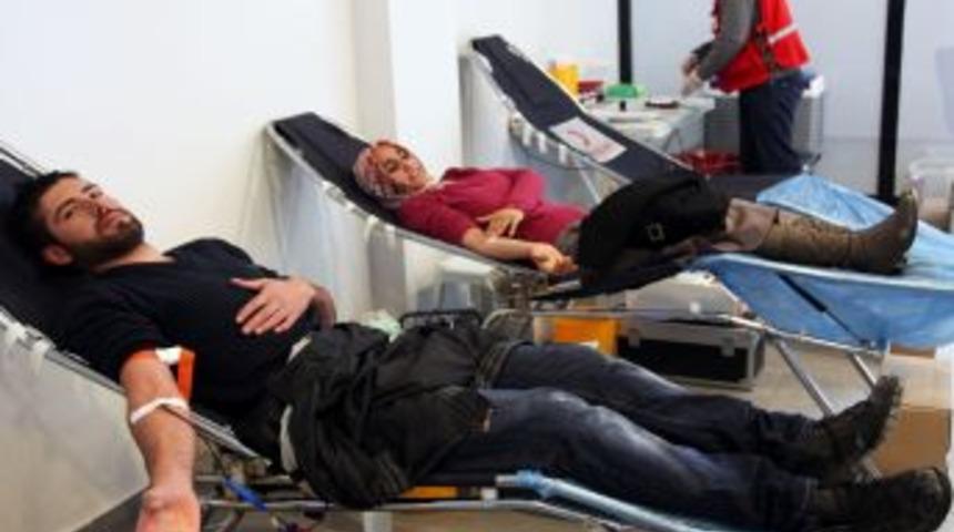 Ağrı İbrahim &Ccedil;e&ccedil;en &Uuml;niversitesi &ouml;ğrencilerinden kan bağışı