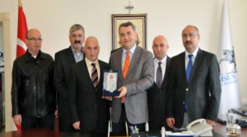 İl &Ouml;zel İdaresi Genel Sekreteri Karanfil&rsquo;e teşekk&uuml;r plaketi