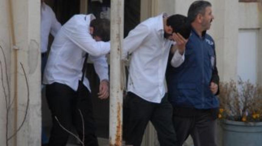 Kendilerini &ccedil;arşafla kamufle eden gasp&ccedil;ılar ihbar &uuml;zerine yakalandı